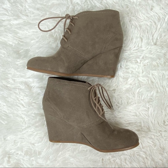 Arizona Jean Company Shoes - Women’s Arizona Suede Light Gray Tan Wedge Lace Up Booties Size 6